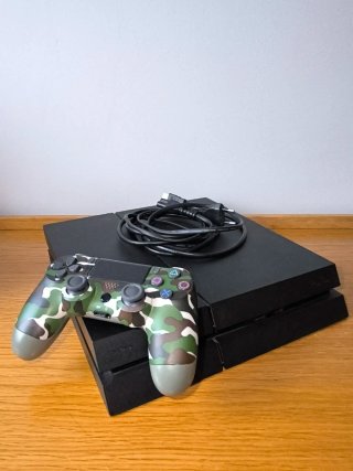 PS4 (PlayStation 4) + Mando Camuflaje + Cables