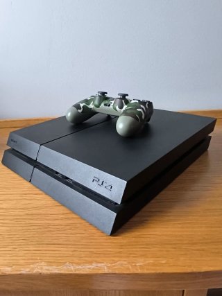 PS4 (PlayStation 4) + Mando Camuflaje + Cables