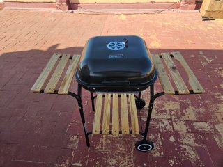 Barbacoa Negra con Ruedas y Mesas
