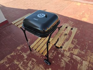 Barbacoa Negra con Ruedas y Mesas