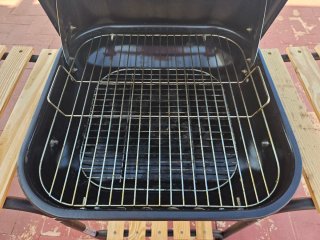 Barbacoa Negra con Ruedas y Mesas