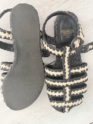 Sandalias H&M tejidas beige y negras T.36