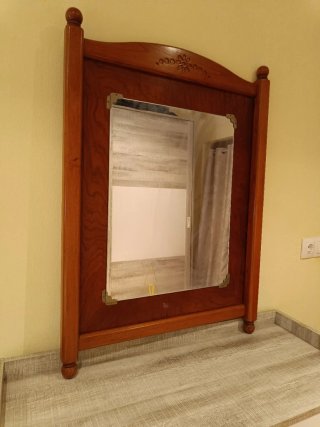 Espejo de madera con marco decorado
