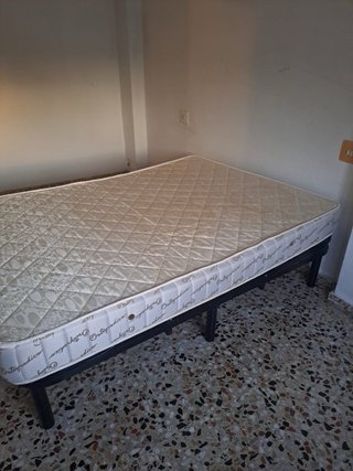 Cama eléctrica articulada con somier reclinable.