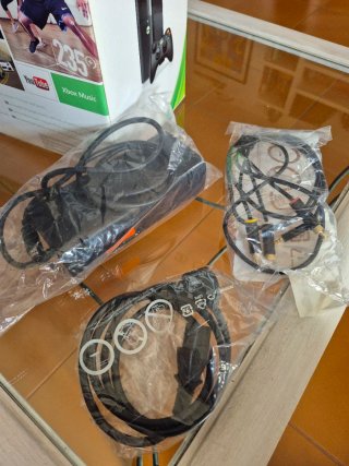 Lote Xbox 360 250GB + 3 Mandos + 8 juegos