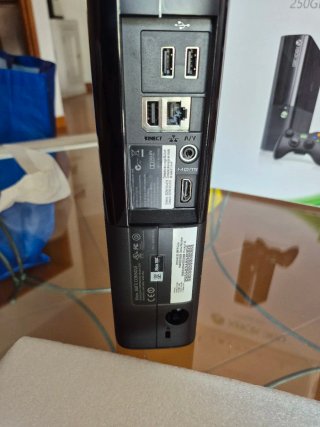 Lote Xbox 360 250GB + 3 Mandos + 8 juegos