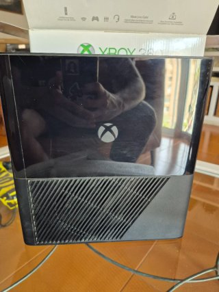Lote Xbox 360 250GB + 3 Mandos + 8 juegos