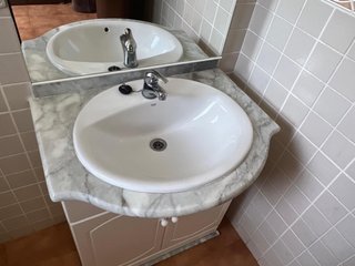 Mueble de baño con lavabo y mármol