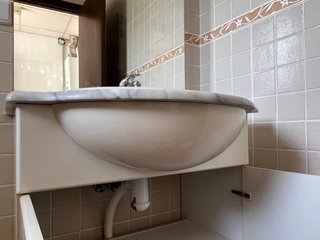 Mueble de baño con lavabo y mármol