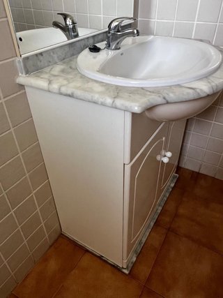 Mueble de baño con lavabo y mármol
