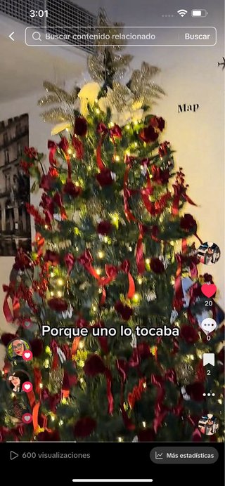 Árbol de Navidad con moños y rosa