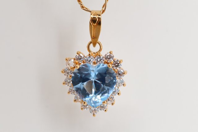 J-0889 Colgante corazón oro 18K