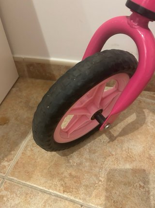 Bicicleta de equilibrio rosa Chicco con bocina.
