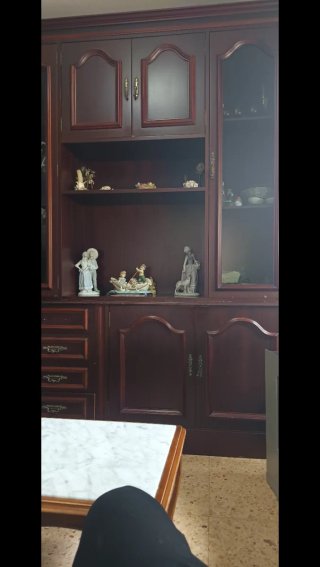 Comedor o mueble clásico de madera con mesa,sillas