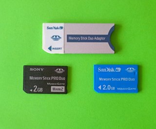 Sony y Sanddisk Memory Stick Pro Duo 2GB + Adaptad