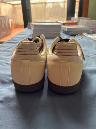 Adidas samba color crema y granate.