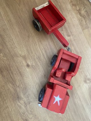 Coche de madera hecho a mano rojo