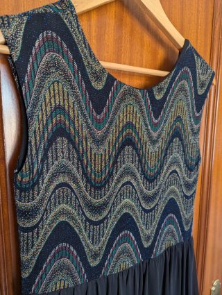 Vestido negro con estampado ondulado