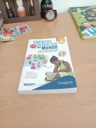 Libro cuentos alrededor del mundo bilingüe