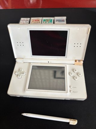 Nintendo DS Lite blanca funcionando con lápiz