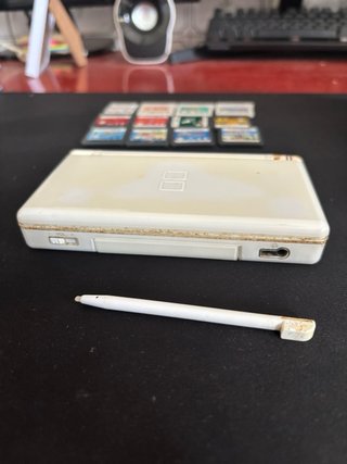 Nintendo DS Lite blanca funcionando con lápiz