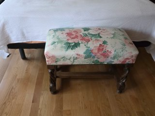 Conjunto dormitorio madera con cabezal, mesitas...