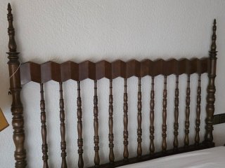 Conjunto dormitorio madera con cabezal, mesitas...