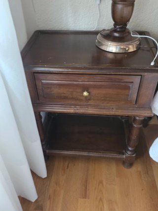 Conjunto dormitorio madera con cabezal, mesitas...