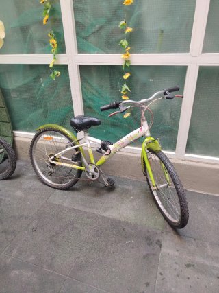 Bicicleta niña verde y blanca