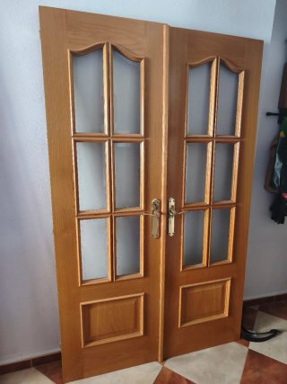 Puerta doble de madera con cristal