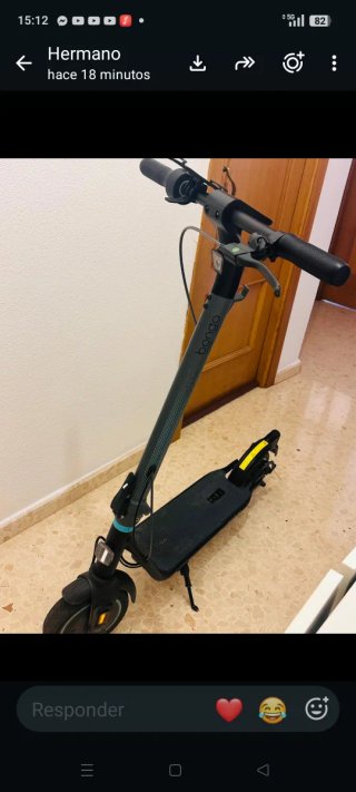 Patinete eléctrico con casco
