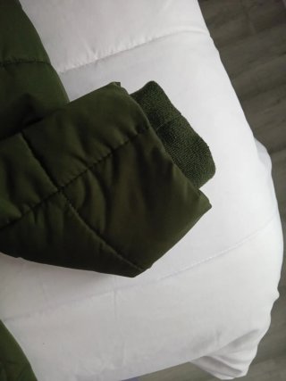 Chaqueta verde con capucha y pelo