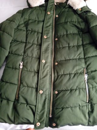 Chaqueta verde con capucha y pelo