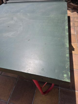 Mesa de ping pong verde con patas rojas