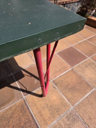 Mesa de ping pong verde con patas rojas