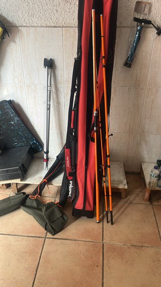 Funda + 2 cañas y carretes Daiwa
