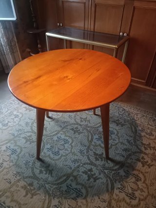Mesa de salón redonda de madera