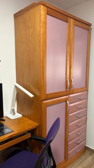 Dormitorio de madera con cama nido