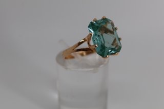 J-0893 Anillo Cocktail Cristal Esmeralda Dorado