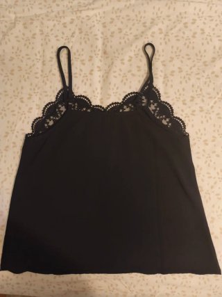 Camiseta negra con tirantes y encaje