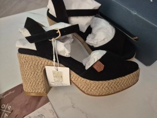 Sandalias negras de cuña