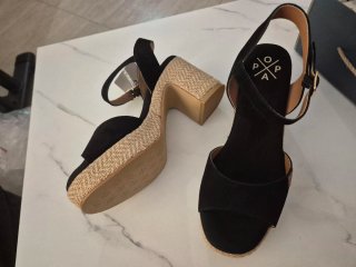 Sandalias negras de cuña