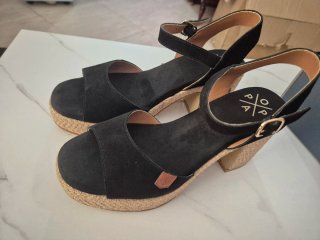 Sandalias negras de cuña