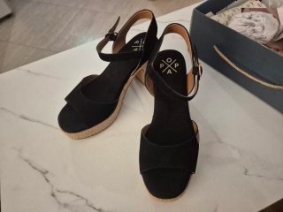 Sandalias negras de cuña