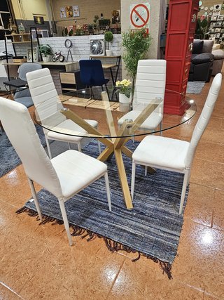 Mesa de cristal templado y 4 sillas blancas