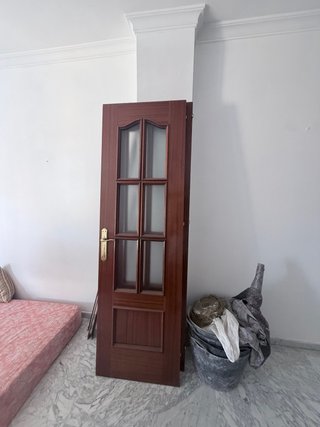 Puerta de madera con cristal