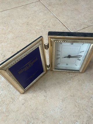Marco de fotos y reloj plateado