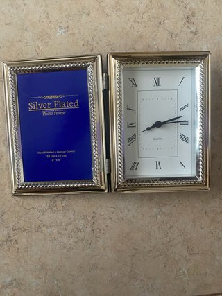 Marco de fotos y reloj plateado