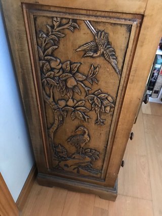 Cajonera de madera tallada