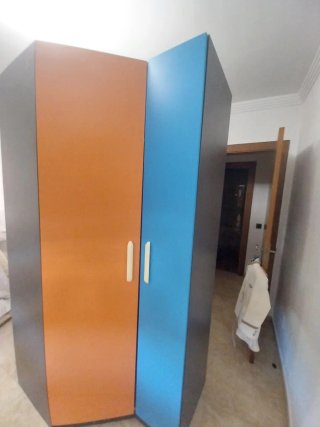 Armario infantil esquina con estantería